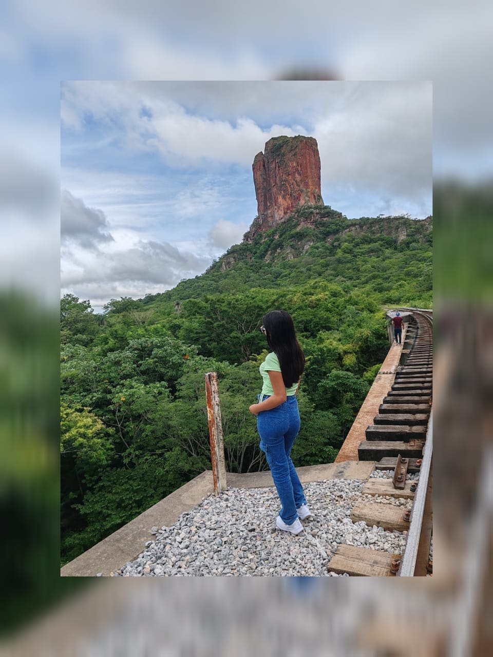 mujer mirando el atardecer