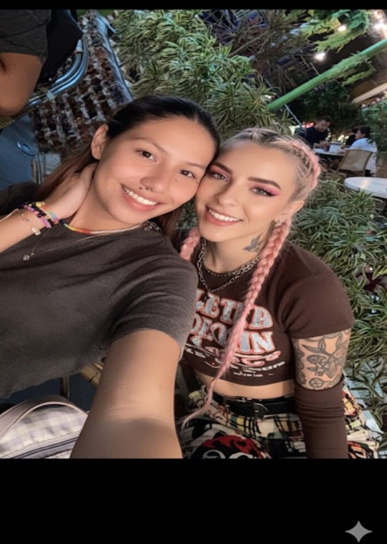 Chica logra sacarse foto con Young Miko