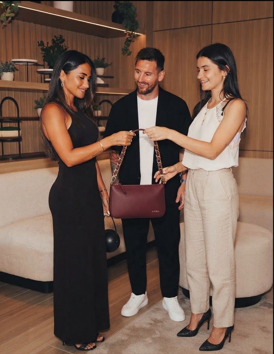 Entregando una cartera a Antonela