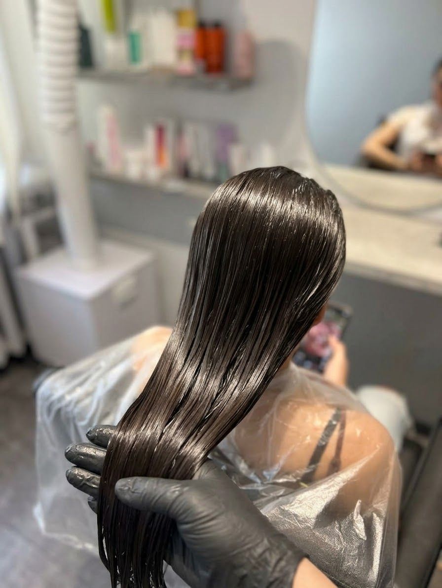 Brillo y Perfección: Una Transformación en el Salón.